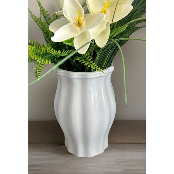 9 1/4” Tall White Vase Vintage WCL Scalloped Home Decor Table Centerpiece Entry - Picture 11 of 16